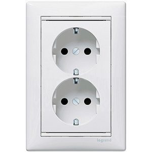 Valena 2x2P+F csatlakozóaljzat fehér, kerettel