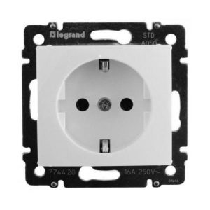 Valena 2P+F csatlakozóaljzat fehér, keret nélkül