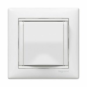 Valena 2P+F csatlakozóaljzat csapófedeles IP21-es